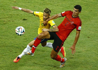 Mexico khiến người Brazil run rẩy - ảnh 1Neymar (áo vàng) luôn được các hậu vệ Mexico chăm sóc kỹ